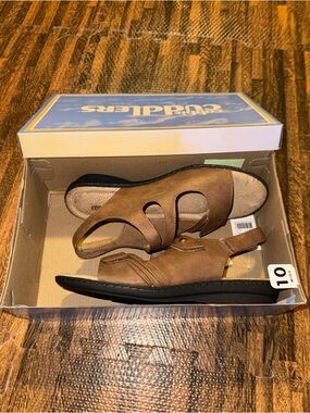 Women's Cobbie Cuddlers brown leather Marlowe sandals New in box 10 wide
